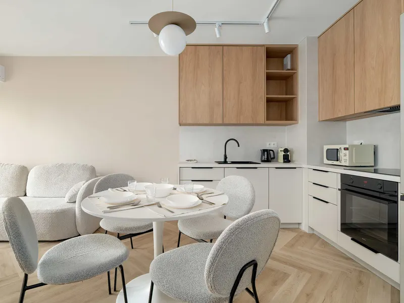 Helles Apartment mit Balkon | Garagenstellplatz und Klimatisierung – Foto 3