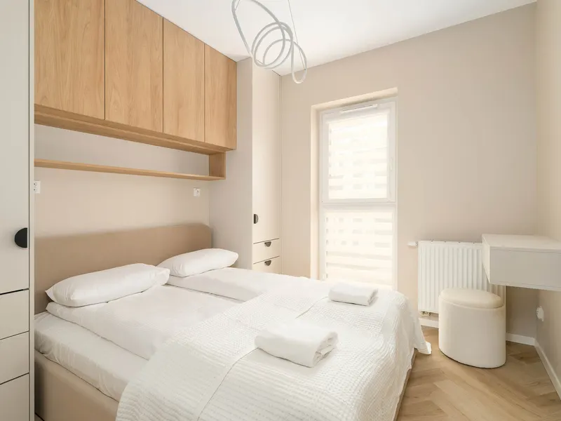 Helles Apartment mit Balkon | Garagenstellplatz und Klimatisierung – Foto 2