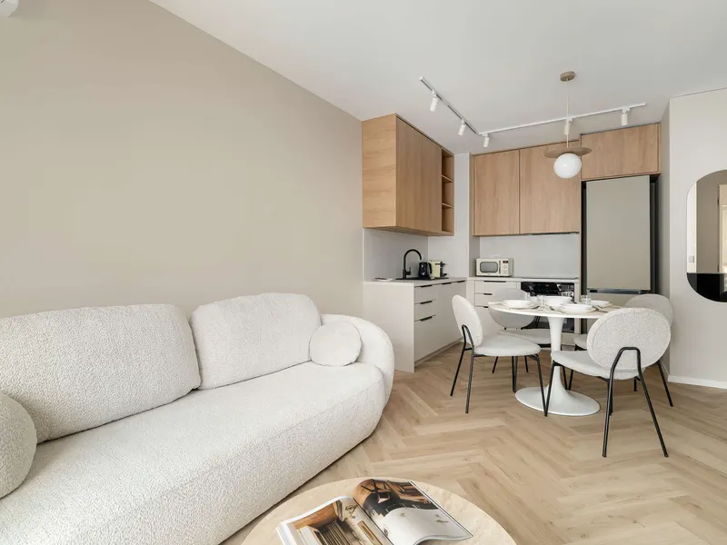 Helles Apartment mit Balkon | Garagenstellplatz und Klimatisierung – Foto 1