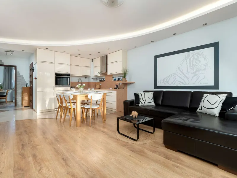 Przestronny Apartament | Dwie Sypialnie, Balkon, Parking – zdjęcie 1