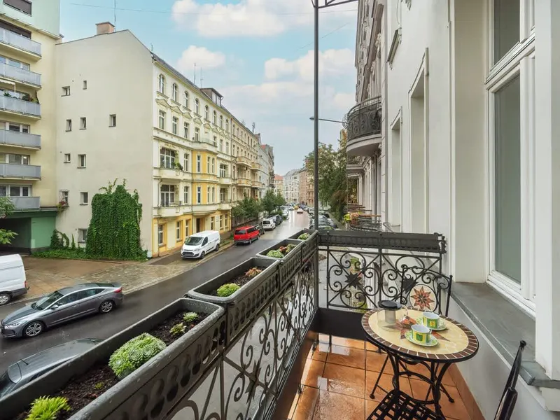 Stylowy Apartament dla 4 Osób | Balkon i Miejsce do Pracy – zdjęcie 3
