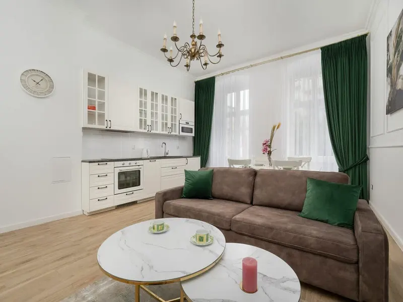 Stylowy Apartament dla 4 Osób | Balkon i Miejsce do Pracy – zdjęcie 1