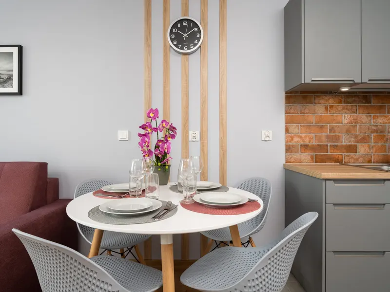 Słoneczny Apartament we Wrocławiu | Balkon i Parking – zdjęcie 4