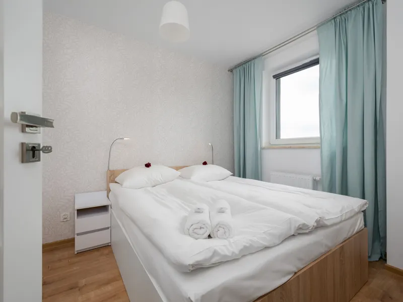 Słoneczny Apartament we Wrocławiu | Balkon i Parking – zdjęcie 2
