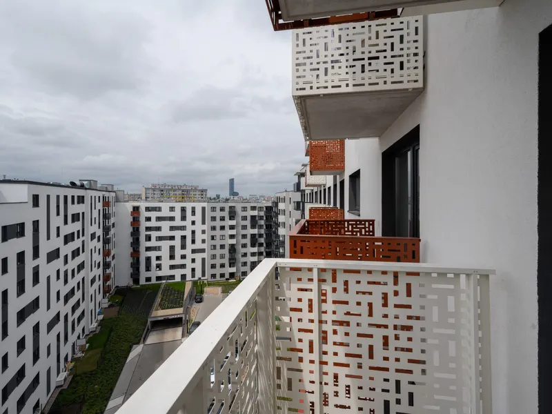 Słoneczny Apartament we Wrocławiu | Balkon i Parking – zdjęcie 3