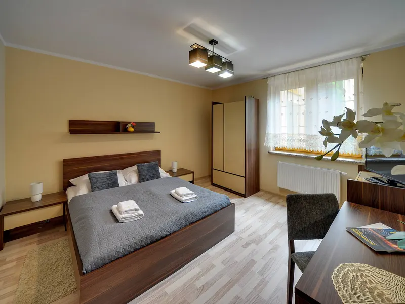 Sonnige Wohnung | Parkplatz, Balkon, Arbeitsraum – Foto 2