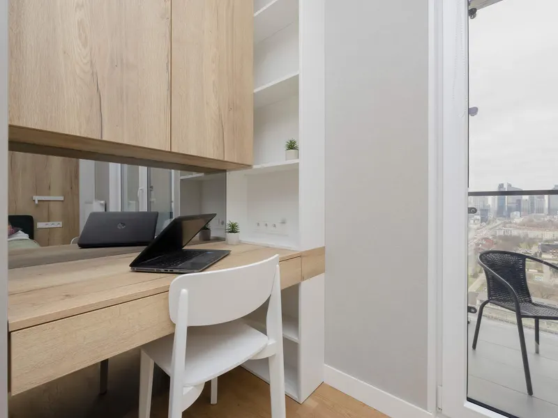 Stilvolles Apartment mit Balkon | Aussicht und Arbeitsraum – Foto 3