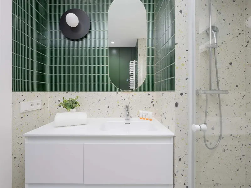 Stilvolles Apartment mit Balkon | Aussicht und Arbeitsraum – Foto 4