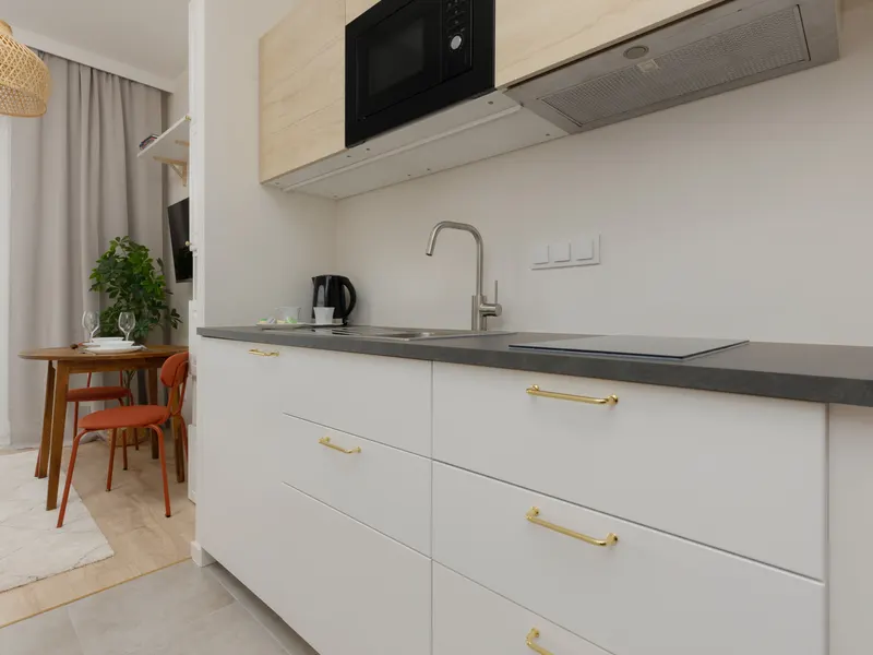 Stylowe Studio na Woli | Klimatyzacja i Balkon – zdjęcie 3