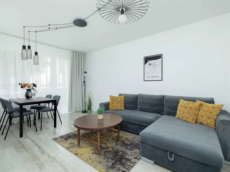 Nowoczesny Apartament | Balkon i Miejsce do Pracy – zdjęcie 1