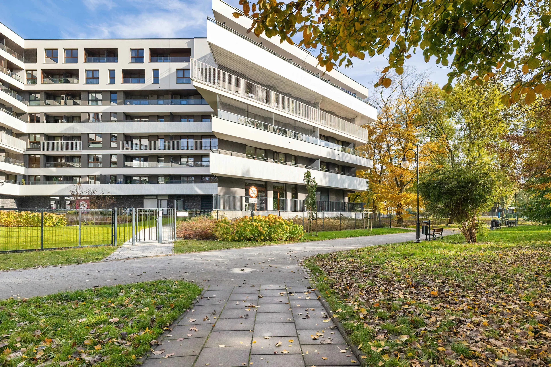 The greenery and open space around the building create a pleasant environment ideal for walks and peaceful moments in nature.