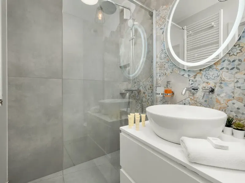 Stilvolle Wohnung mit 2 Schlafzimmern | Balkon und Parkplatz – Foto 4
