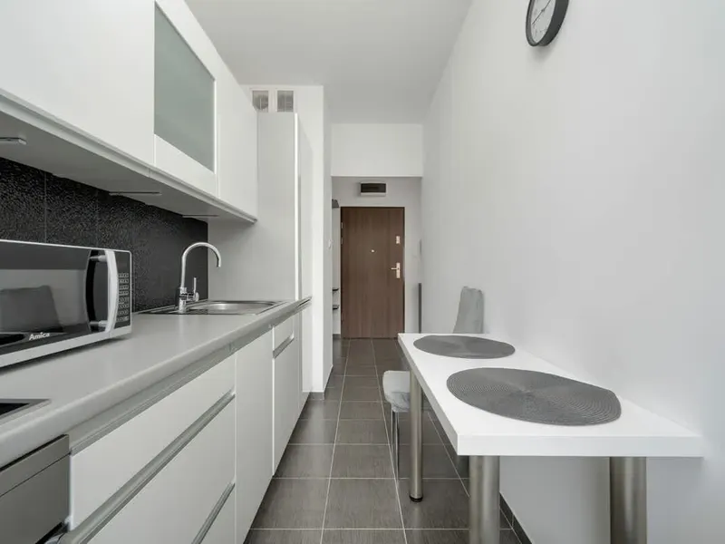 Przestronny Apartament we Wrocławiu | Balkon i Miejsce do Pracy – zdjęcie 4