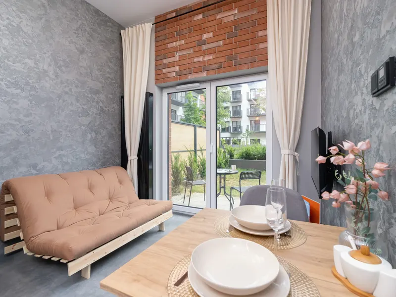 Stylowy Apartament | Klimatyzacja i Patio z Ogródkiem – zdjęcie 1