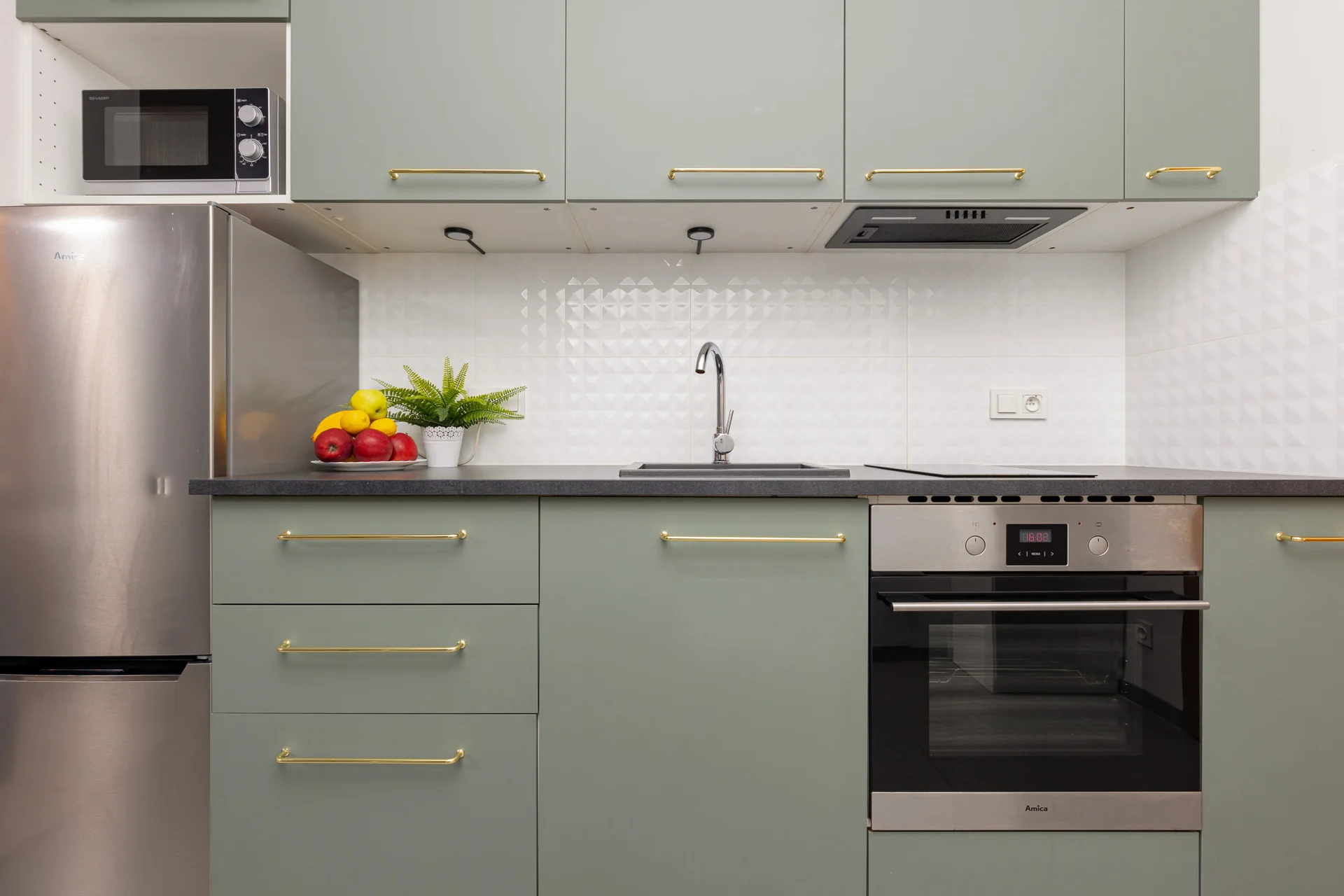 Fully equipped kitchenette.