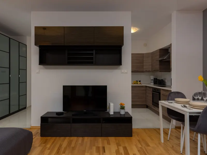 Klimatyczne Studio w Warszawie | Balkon i Parking Podziemny – zdjęcie 5