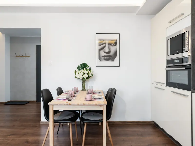 Stylish Apartment with Balcony | Parking, Workspace – photo 3