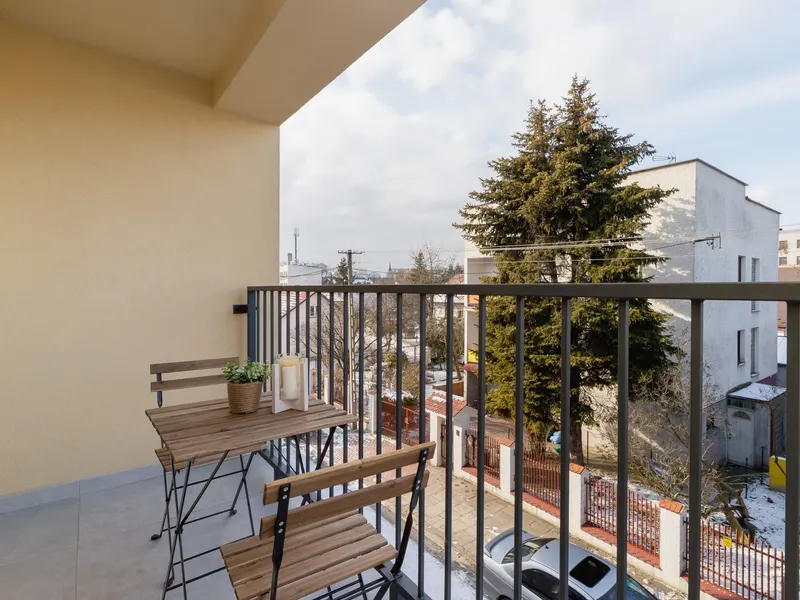 Słoneczny Apartament | Balkon i Miejsce do Pracy – zdjęcie 3