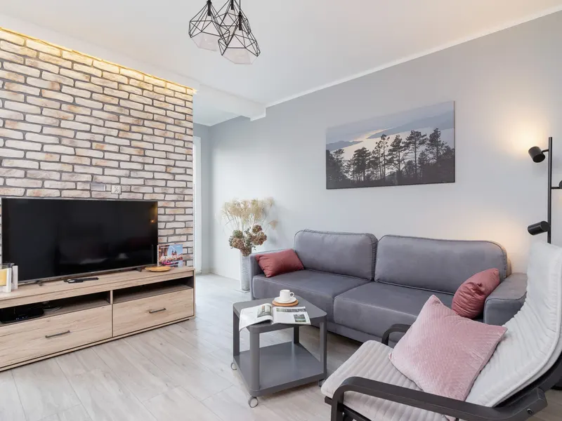 Słoneczny Apartament | Balkon i Miejsce do Pracy – zdjęcie 2