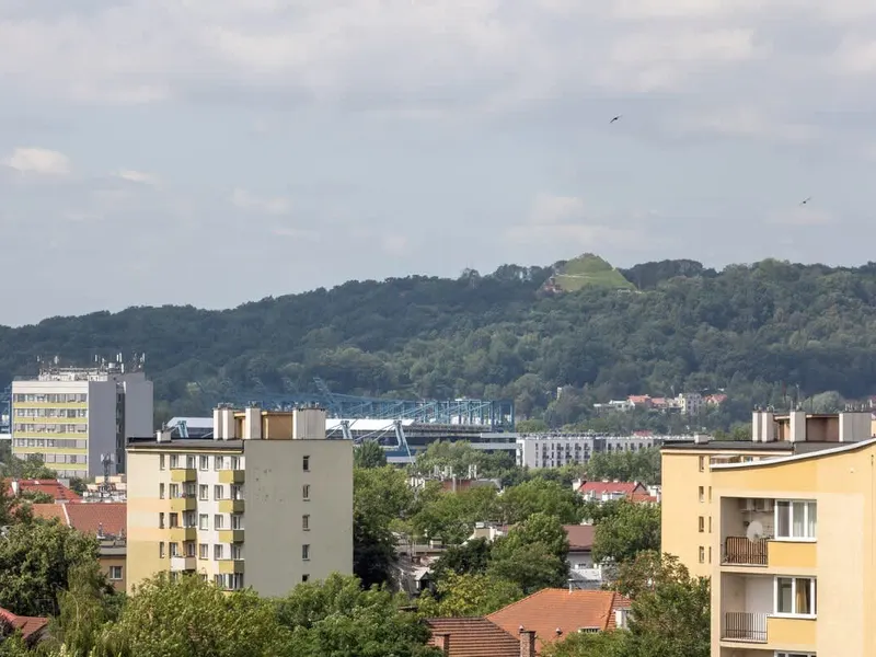 Bright Apartment in the Center | Balcony and View of the City – photo 4