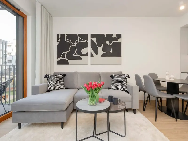 Spacious Apartment with 3 Bedrooms | Parking in Garage – photo 1