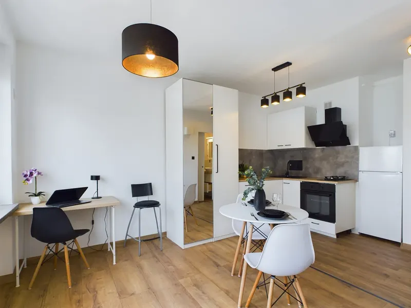 Bright Studio in the Center | Balcony and Workspace – photo 2
