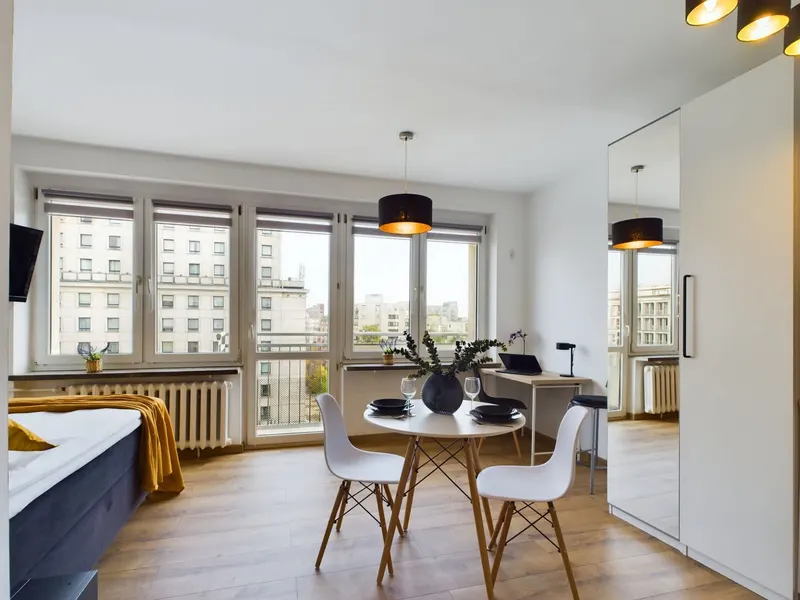 Bright Studio in the Center | Balcony and Workspace – photo 4