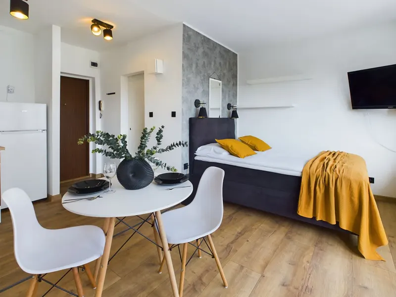 Bright Studio in the Center | Balcony and Workspace – photo 5