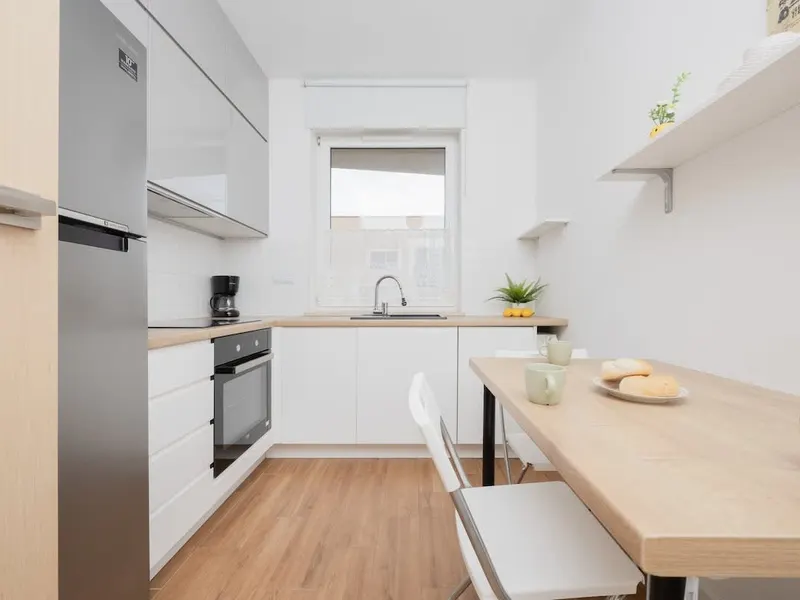 Bright Apartment with Balcony | Parking | Workspace – photo 3
