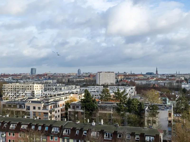 Elegant Apartment with a View | Balcony and Workspace – photo 2