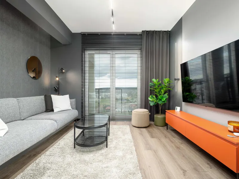 Przestronny Apartament z Balkonem | Parking, Widok na Jezioro – zdjęcie 1