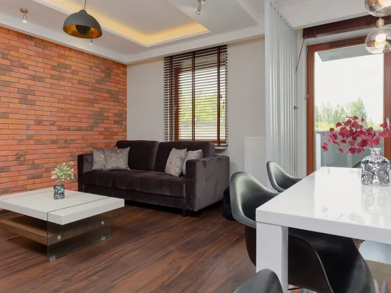 Spacious Apartment with a Balcony | Close to the Airport – photo 2