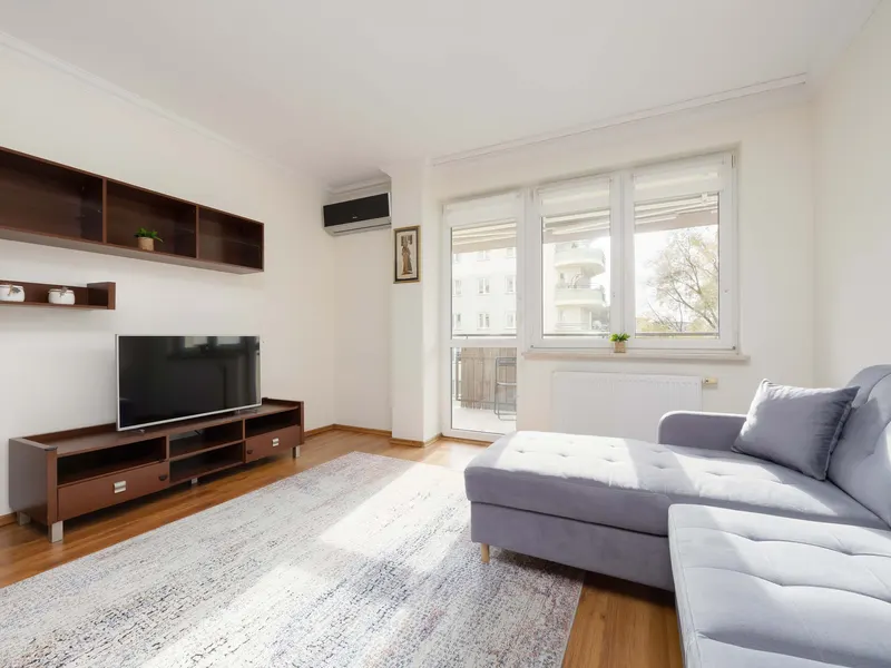 Klimatyzowany Apartament | Balkon i Miejsce do Pracy – zdjęcie 1