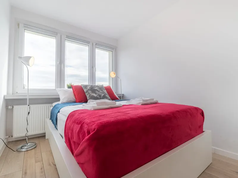 Przestronny Apartament we Wrocławiu | Balkon i Miejsce do Pracy – zdjęcie 1