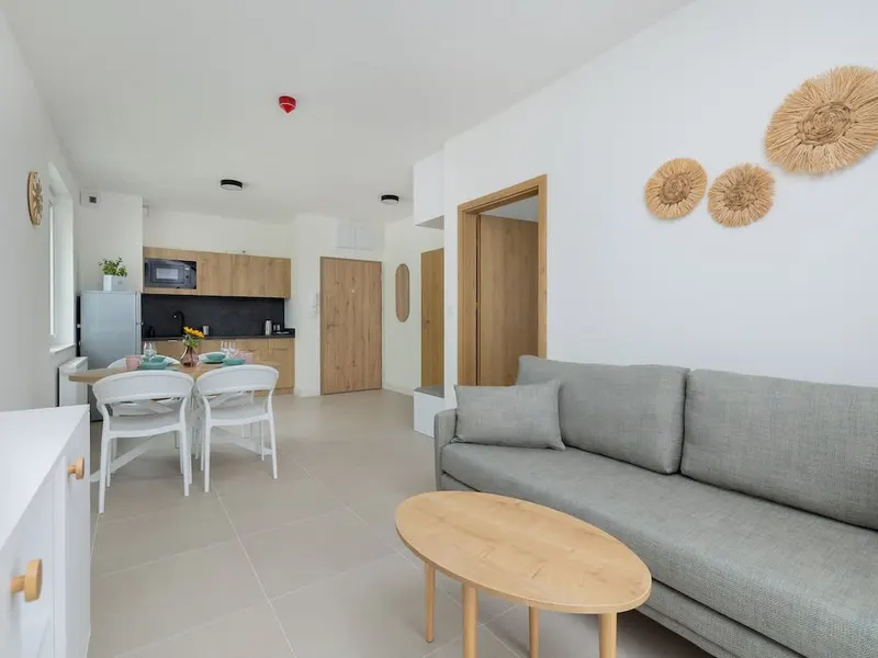 Komfortowy Apartament w Dąbkach | Balkon, Parking, Blisko Morza – zdjęcie 1