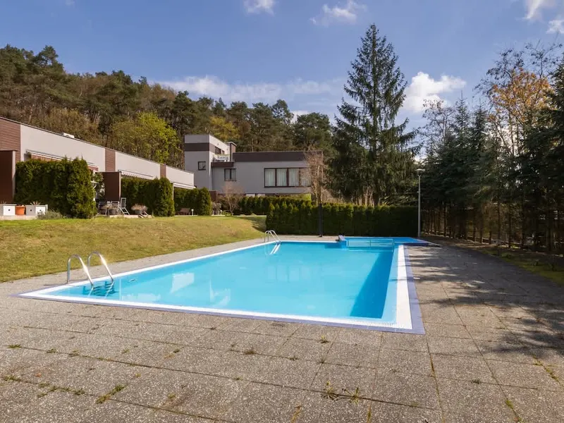 Geräumige Split-Level-Wohnung | Pool, Balkon, Parkplatz – Foto 4