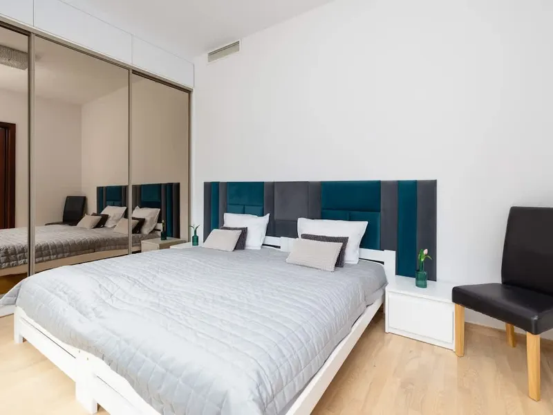 Geräumige Split-Level-Wohnung | Pool, Balkon, Parkplatz – Foto 3
