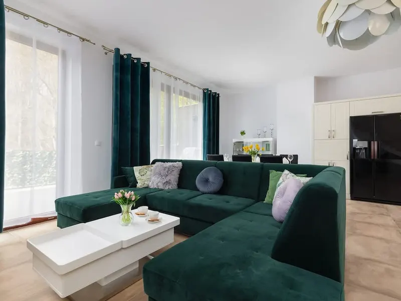 Geräumige Split-Level-Wohnung | Pool, Balkon, Parkplatz – Foto 1