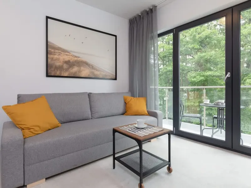 Stylowy Apartament | 550 m do Plaży, Balkon i Dostęp do SPA – zdjęcie 1