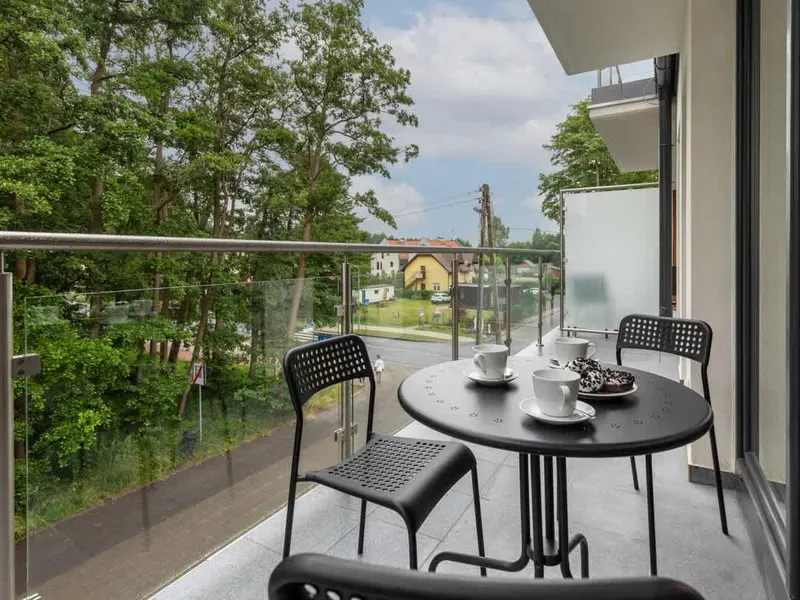 Stylowy Apartament | 550 m do Plaży, Balkon i Dostęp do SPA – zdjęcie 3