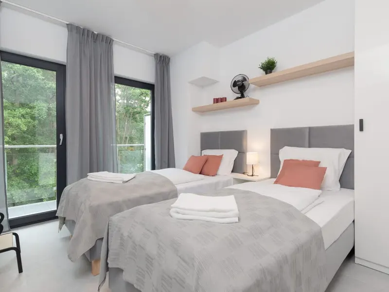 Stylowy Apartament | 550 m do Plaży, Balkon i Dostęp do SPA – zdjęcie 2
