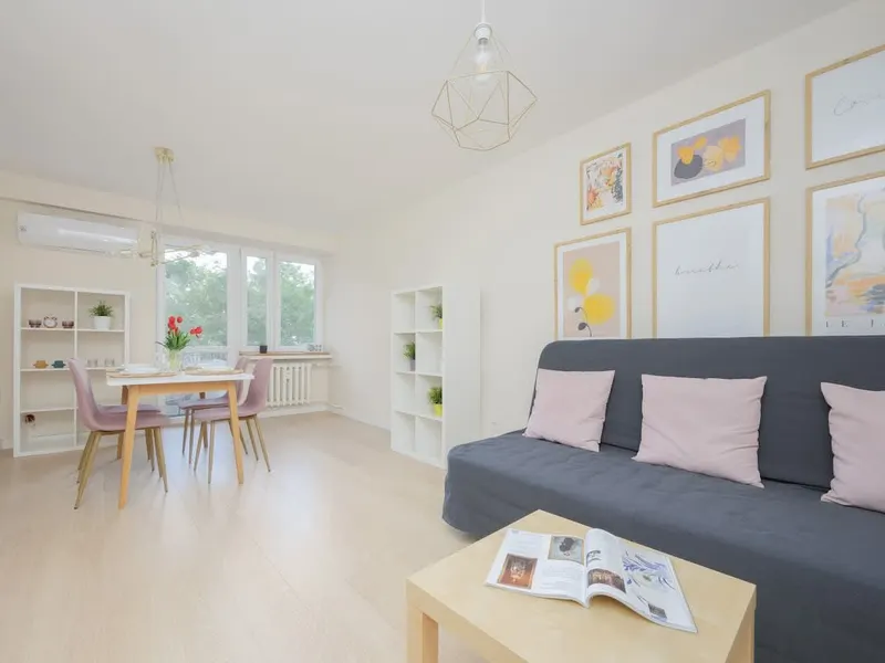 Jasny Apartament z Balkonem | Miejsce do Pracy, Blisko Metra – zdjęcie 4