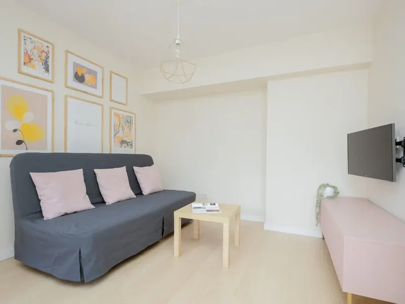 Jasny Apartament z Balkonem | Miejsce do Pracy, Blisko Metra – zdjęcie 1