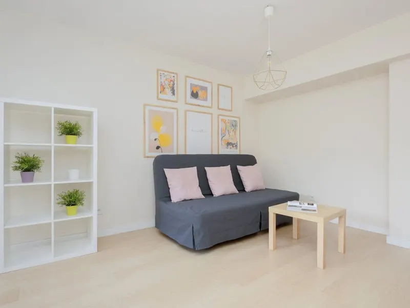Jasny Apartament z Balkonem | Miejsce do Pracy, Blisko Metra – zdjęcie 5
