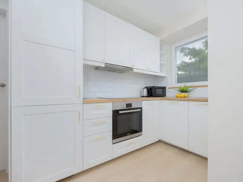 Jasny Apartament z Balkonem | Miejsce do Pracy, Blisko Metra – zdjęcie 3
