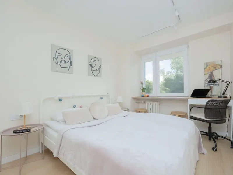 Jasny Apartament z Balkonem | Miejsce do Pracy, Blisko Metra – zdjęcie 2