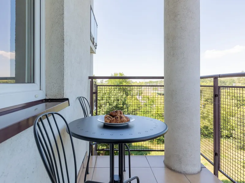 Stylish Apartment with Balcony | Parking, Workspace – photo 3