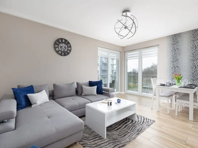 Stylowy Apartament z Balkonem | Parking, Blisko Plaży – zdjęcie 1