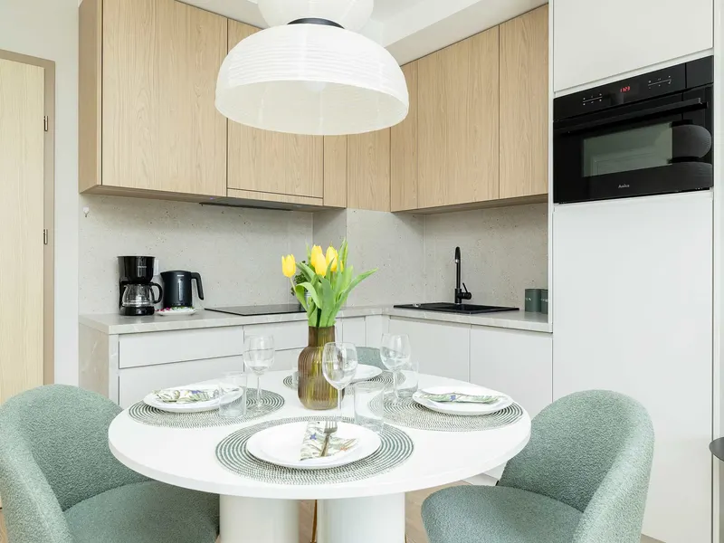 Geschmackvolles Apartment | Klimaanlage, Parkplatz, Balkon – Foto 2