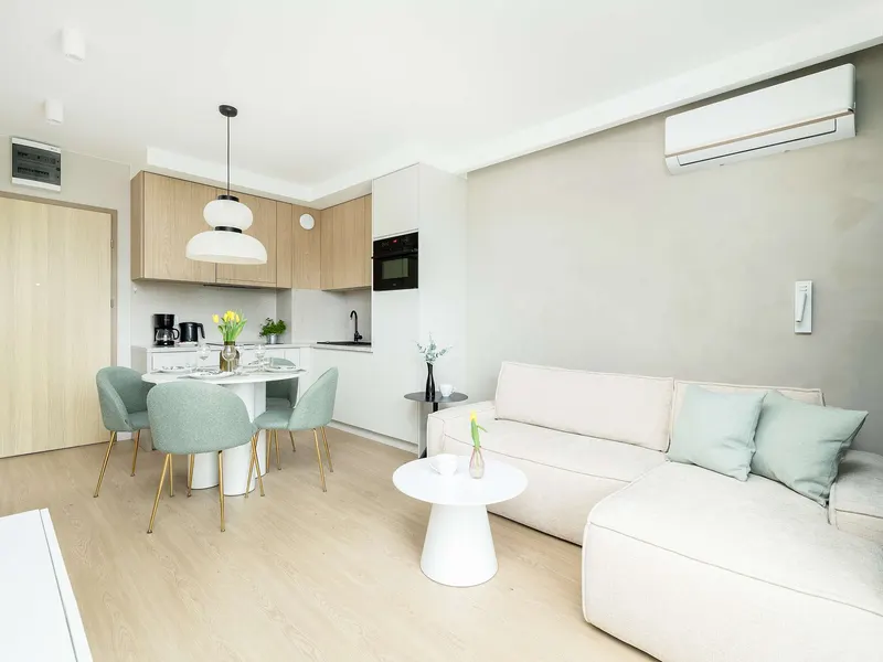 Geschmackvolles Apartment | Klimaanlage, Parkplatz, Balkon – Foto 1